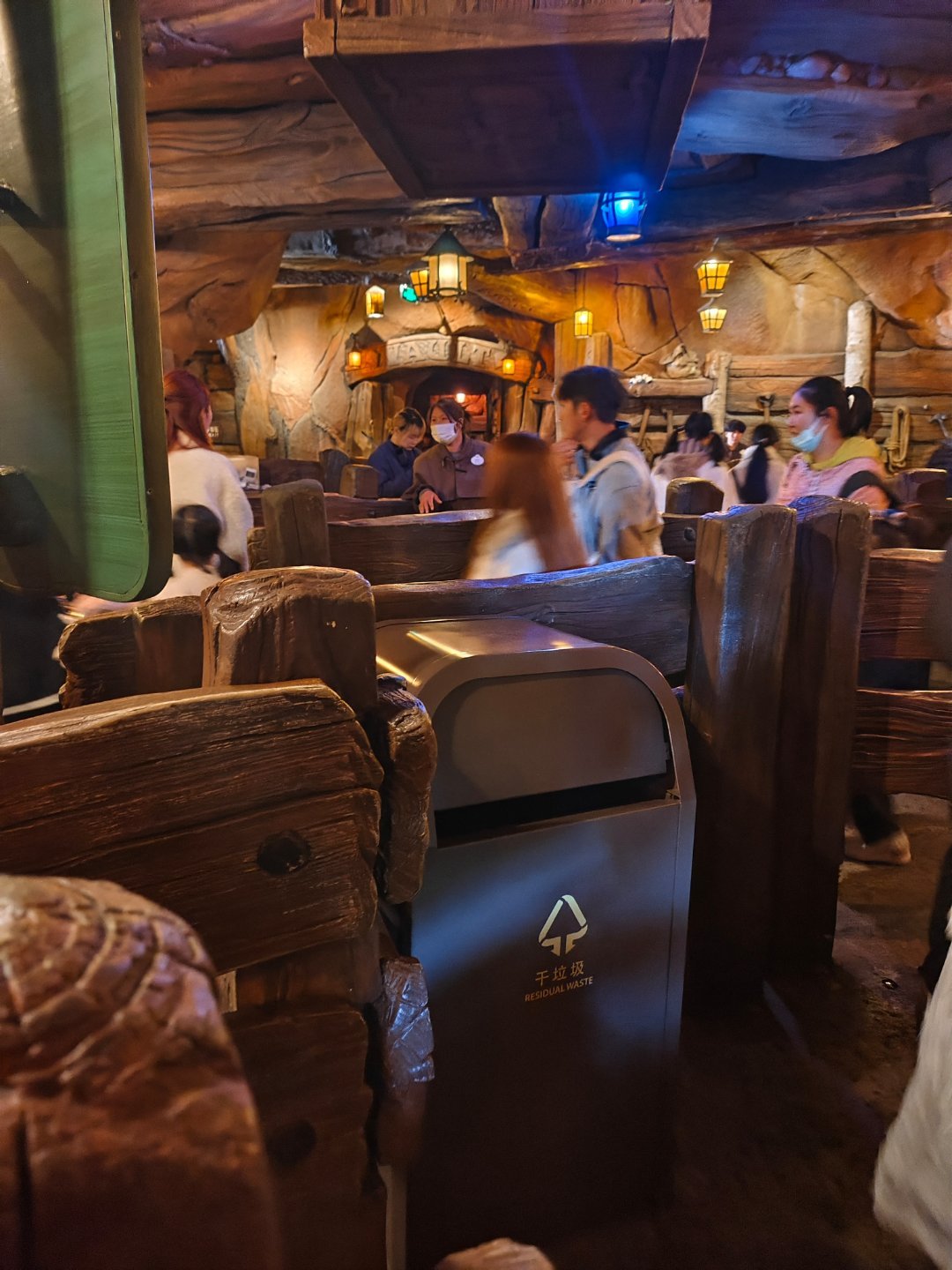 迪士尼好玩是好玩，就是排队太久了。排队70分钟了，还没玩上，脚都走痛了 上海·上