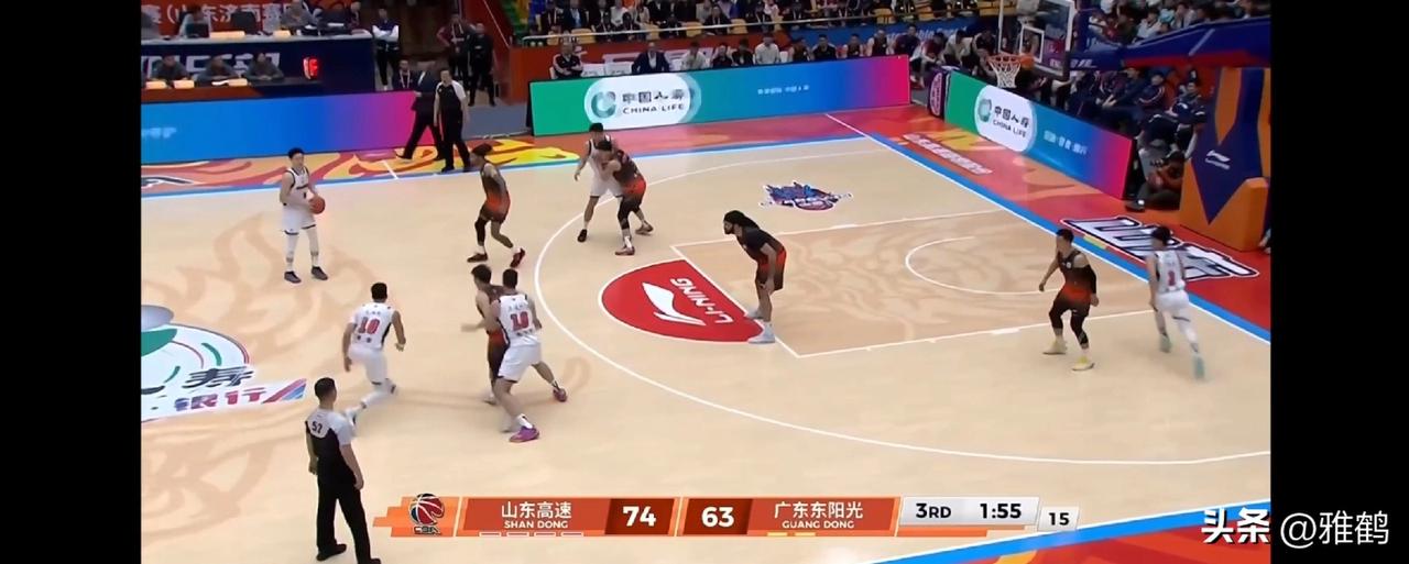 难道杜峰今天晚上要再次上演，20分算个屁？今晚CBA山东对广东宏远，没想到半场过