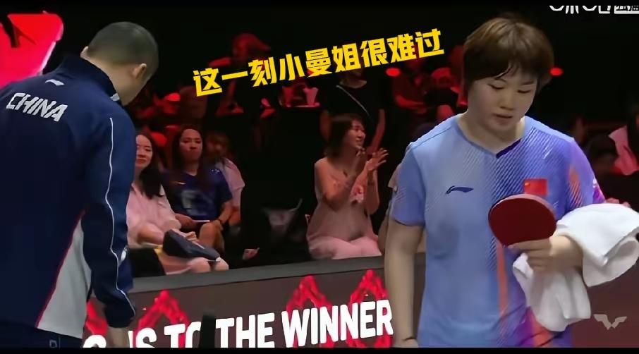 蒯曼新加坡输给早田希娜很伤心！

这是昨天新加坡大满贯上，网友拍到的一幕，蒯曼结