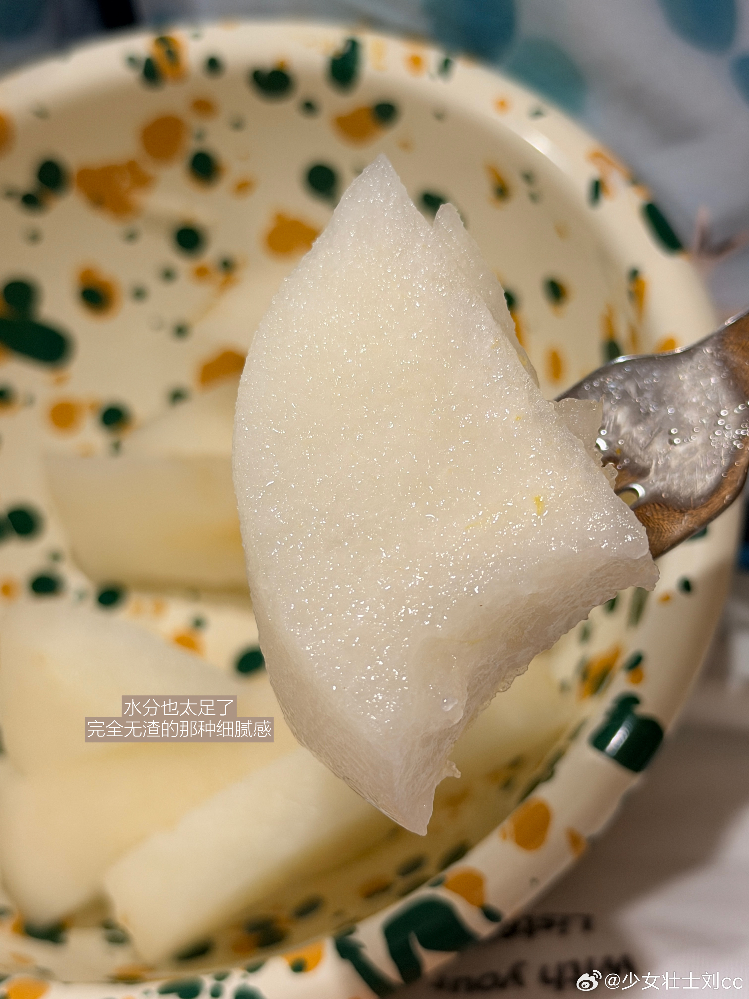 以前总觉得梨是“将就吃”的水果，直到遇见秋月梨才发现，原来梨也可以好吃到让人惦记