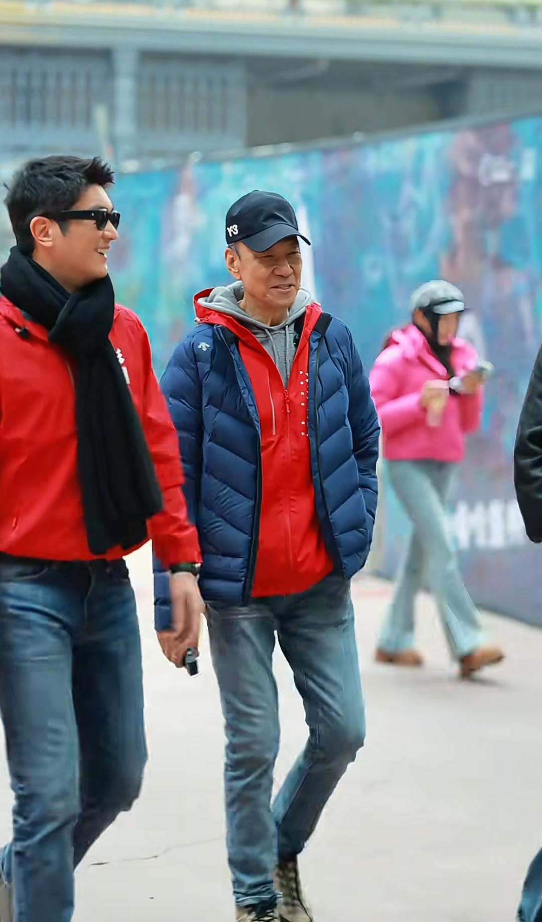 79岁的王学圻，
这个状态也是无敌了，
还和84年主演的黄土地时一个样，
没什么