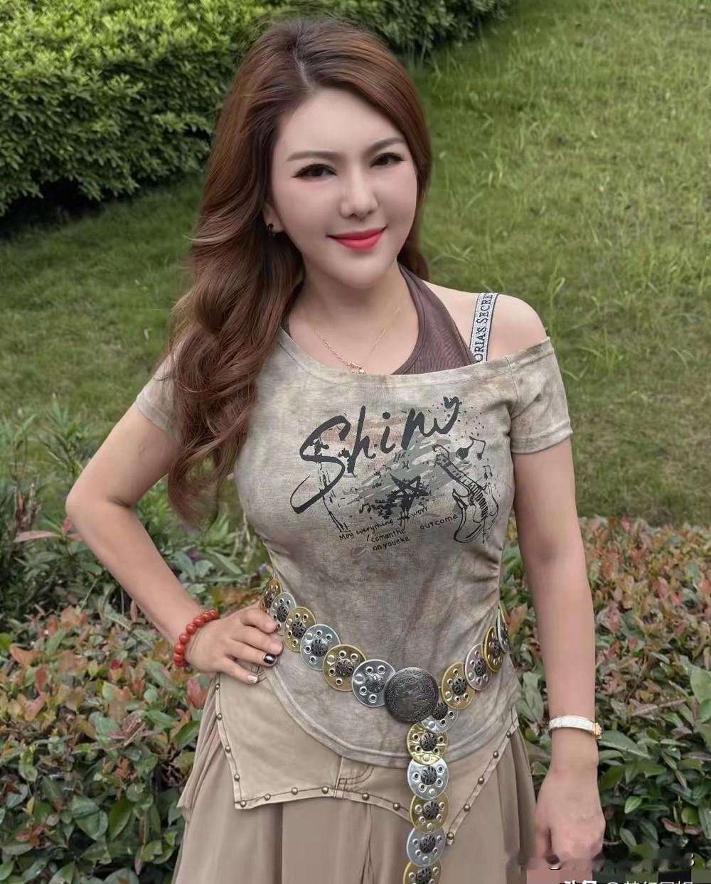 这位歌手不仅长得漂亮，身材凹凸有致的，她还有一个好听的名字，叫乌兰图雅，是80后
