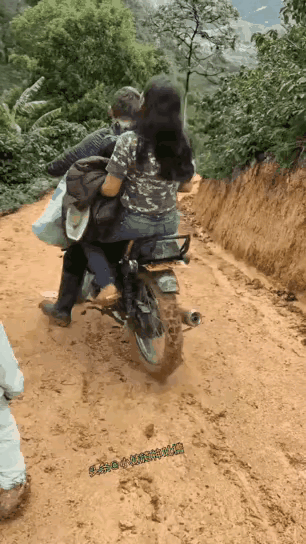 这地方的生态真是太好了，为了修这条路，这得破坏多少树木啊？类似于这么生态好的地方