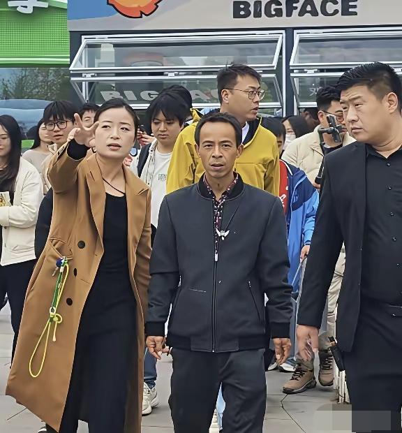 鸡排哥这辈子也没想到炸个鸡排炸成大人物了[捂脸][捂脸]