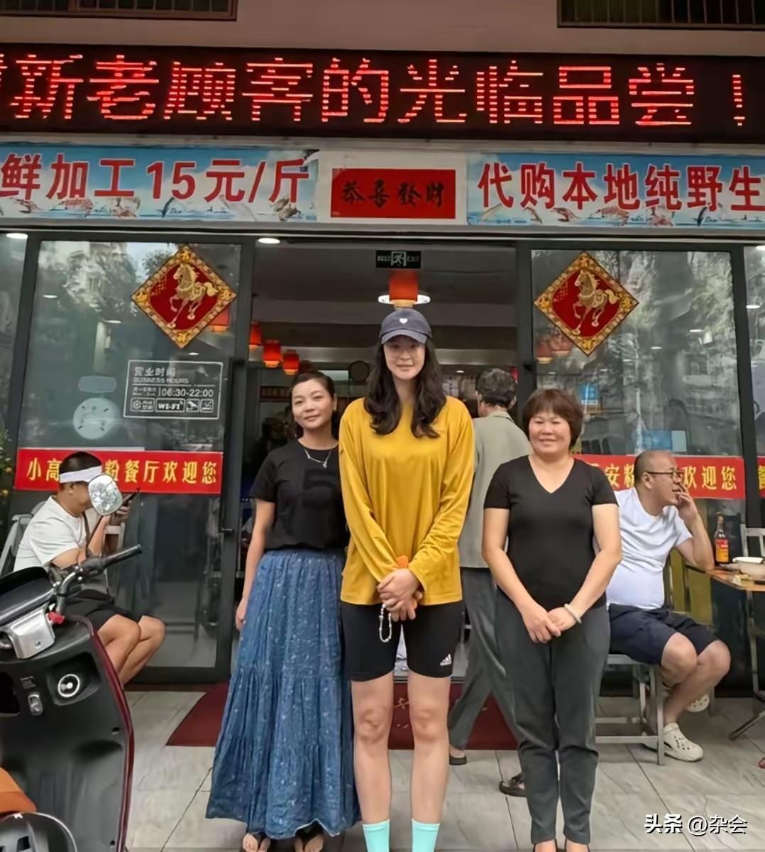 在海南吃个粉都能偶遇“天降女神”！惠若琪这身高在人群里简直是自带GPS定位，两米
