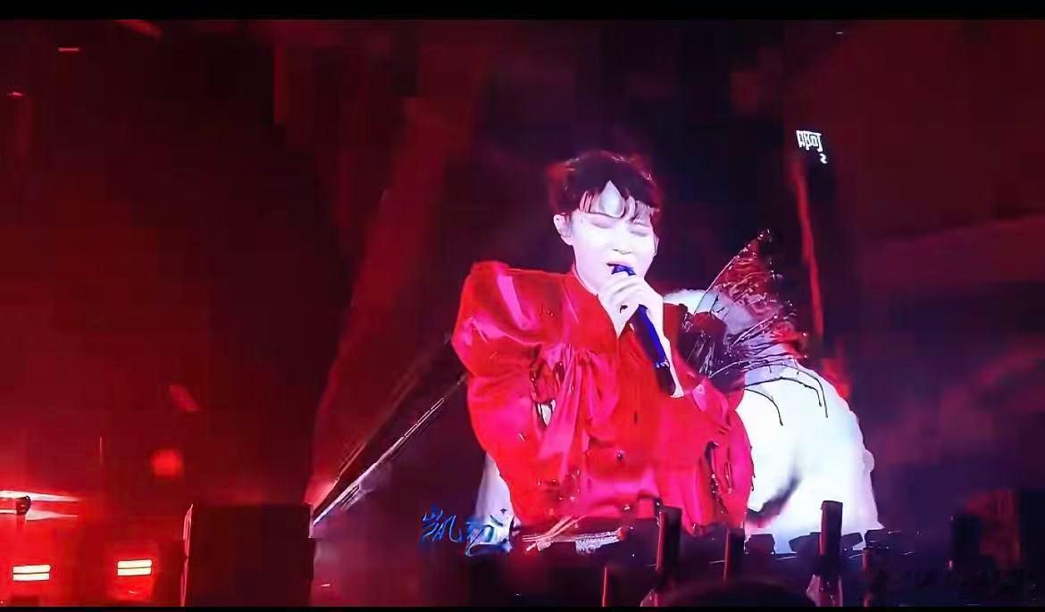 周深 竹荪里混进了熊猫周深与竹荪同框的画面里，竟悄悄“混”进一只熊猫，萌趣感瞬间