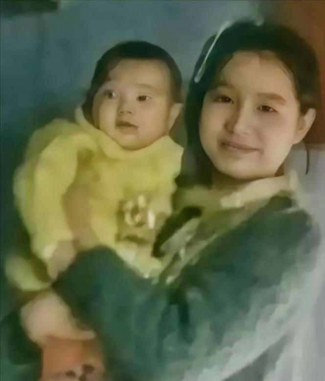 1976年，25岁女知青抱着4岁儿子回京，母亲气得半死，怒骂她未婚先孕，不知羞耻