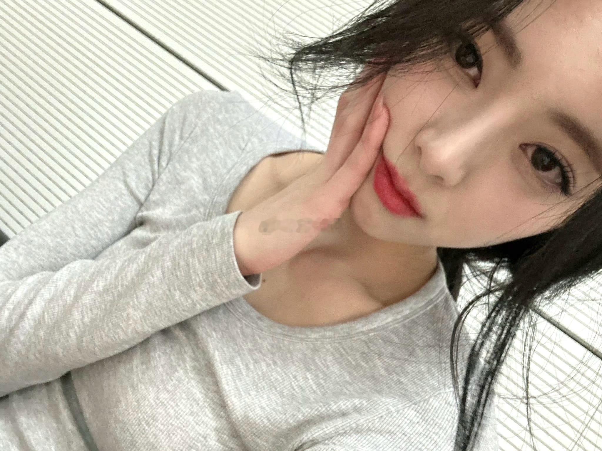 晚风裹着浅浅的暖意吹过来时，我忽然有点晕。不是生病的昏沉，是轻飘飘的、落不到实处