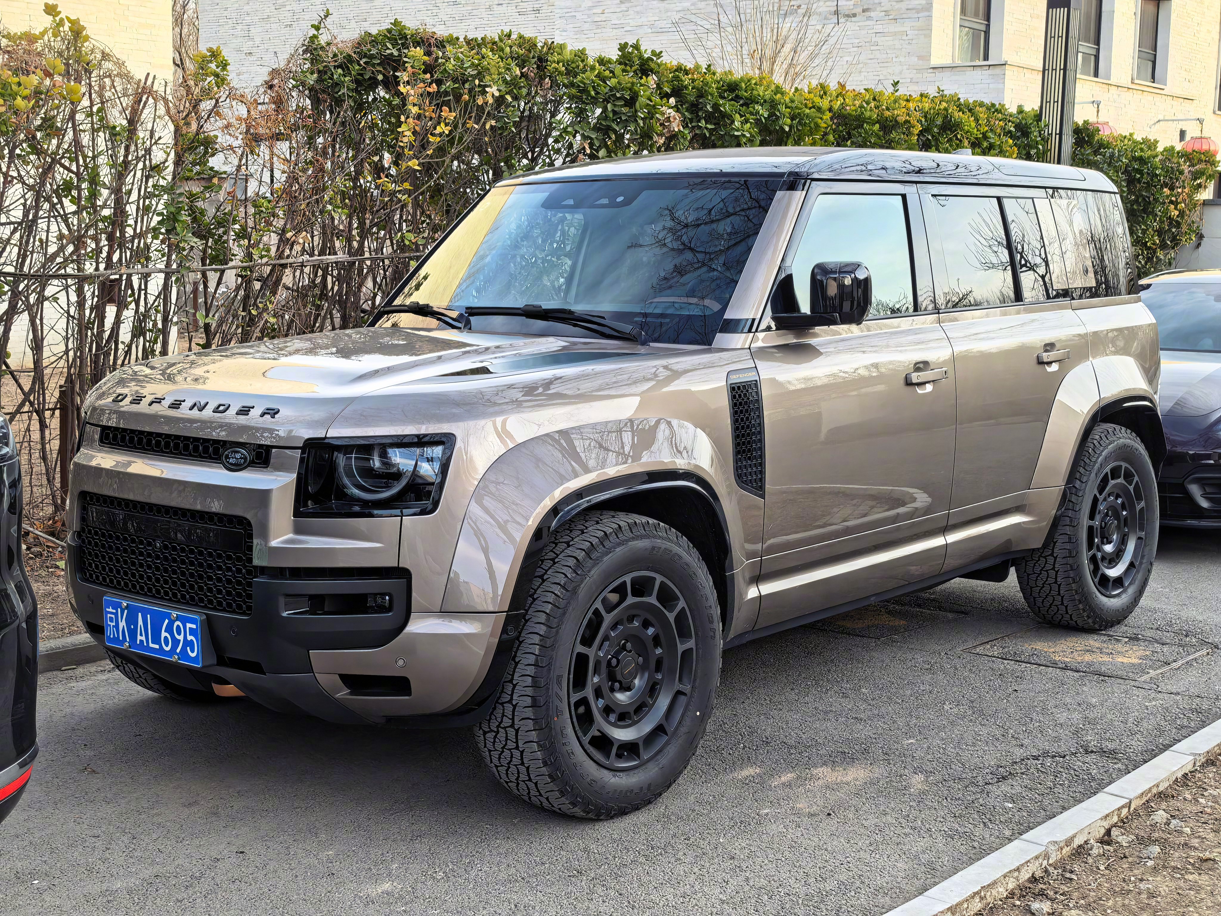 今年春节期间开卫士OCTA，4.4T世界明星8缸增压发动机、液压空悬、1000m