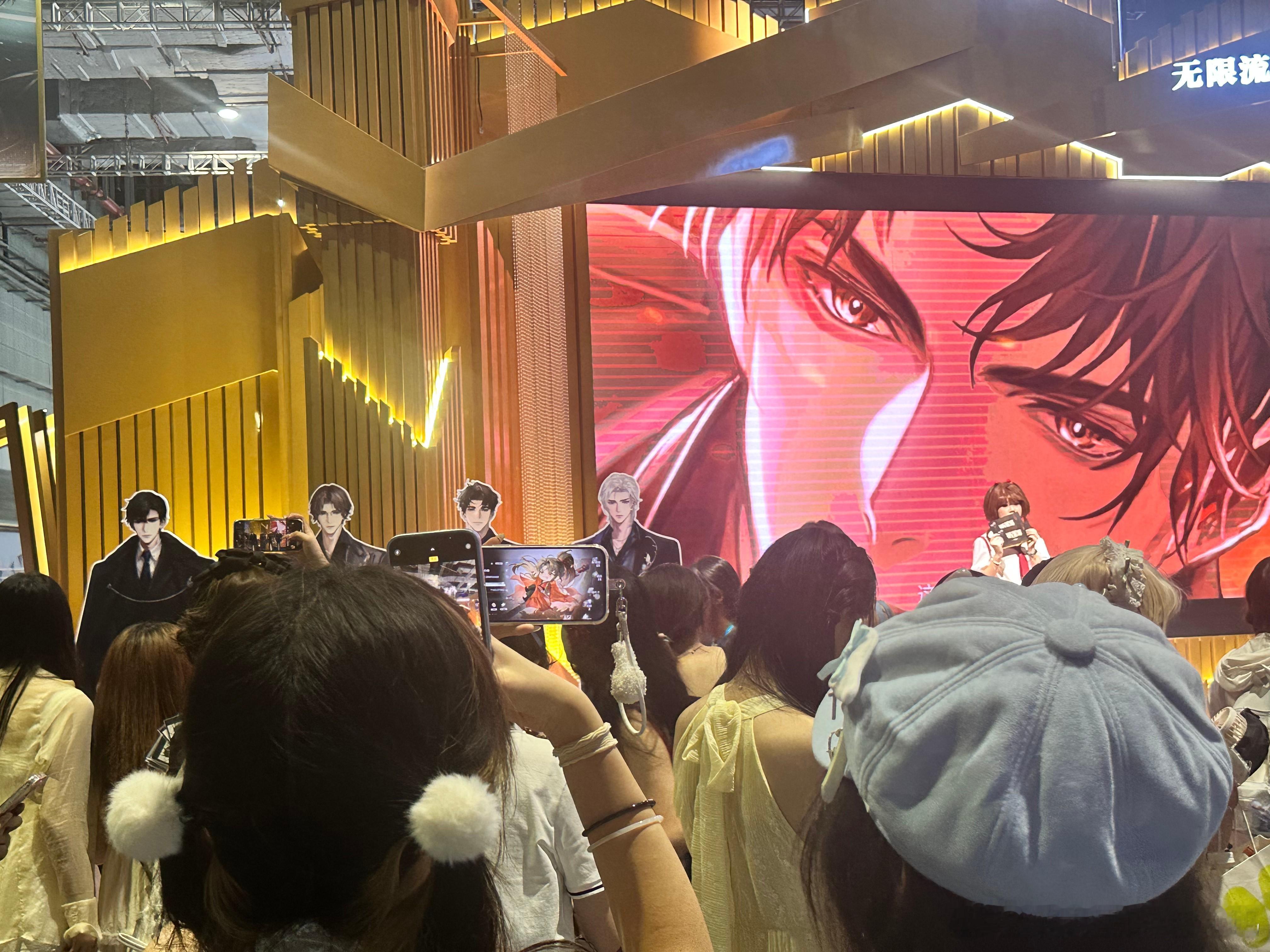 三大国乙决战漫展人气之巅 漫展现场这波内卷我给满分！光夜的兰博基尼刚停稳，世外的