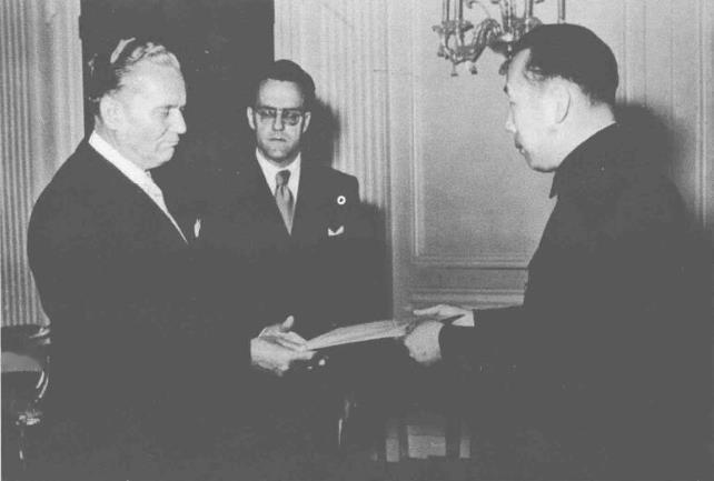 1955年5月伍修权(右)出任中华人民共和国首任驻南斯拉夫大使时向南总统铁托(左