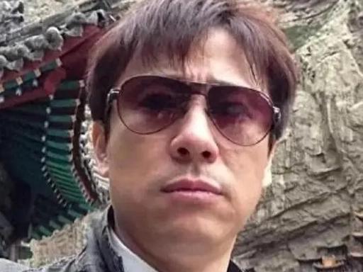 [兔子]解晓东现在住在蚌埠，房子是普通的居民房，而不是高档小区的。去年底他宣布清