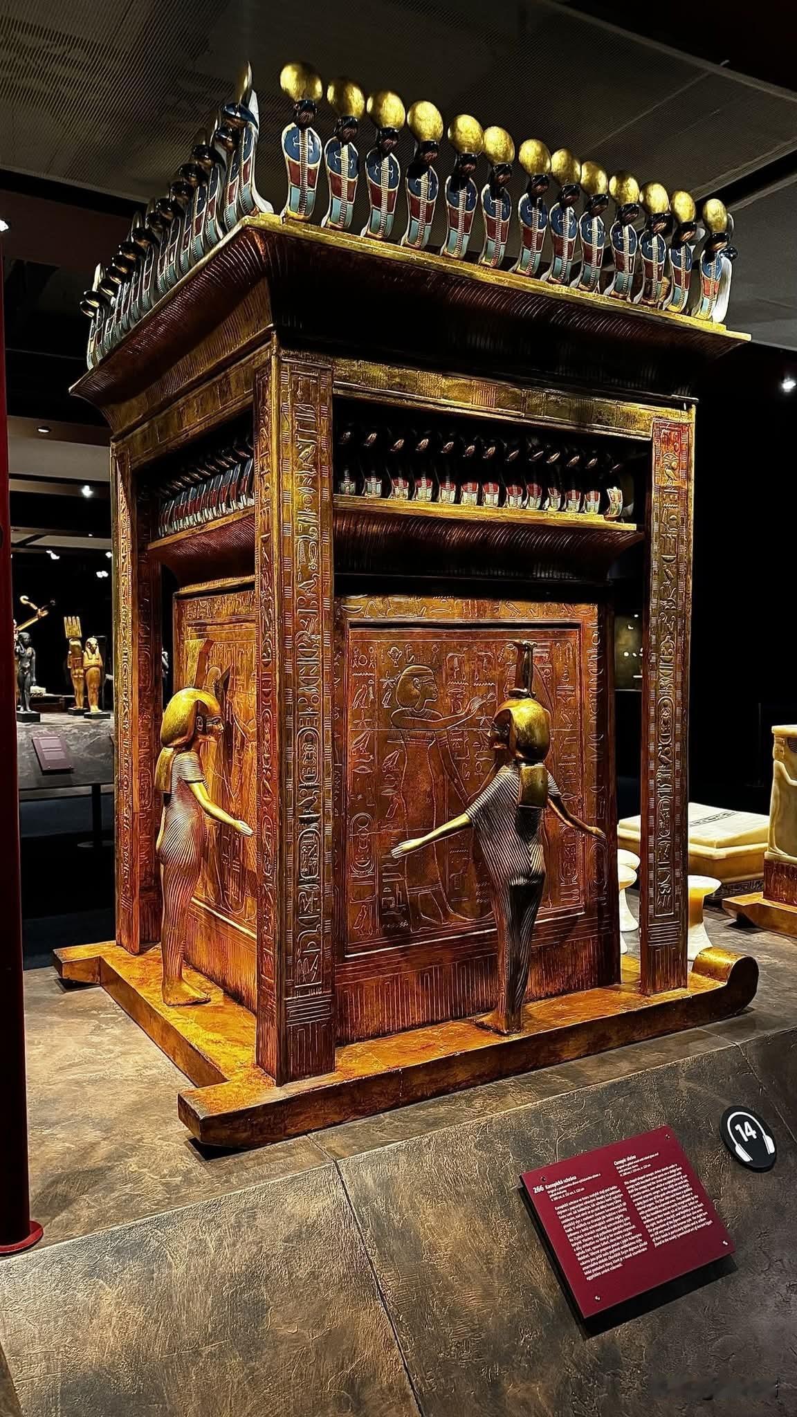 这个金色展品是图坦卡蒙（Tutankhamun）的卡诺皮克神龛（Canopic 