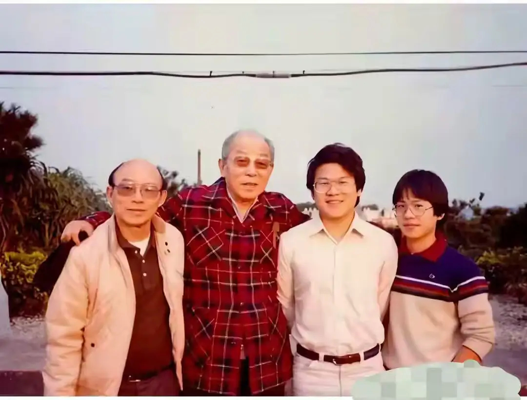 1993年，重获自由的张学良与儿子张闾琳及两个孙子，在美国罕见合影 