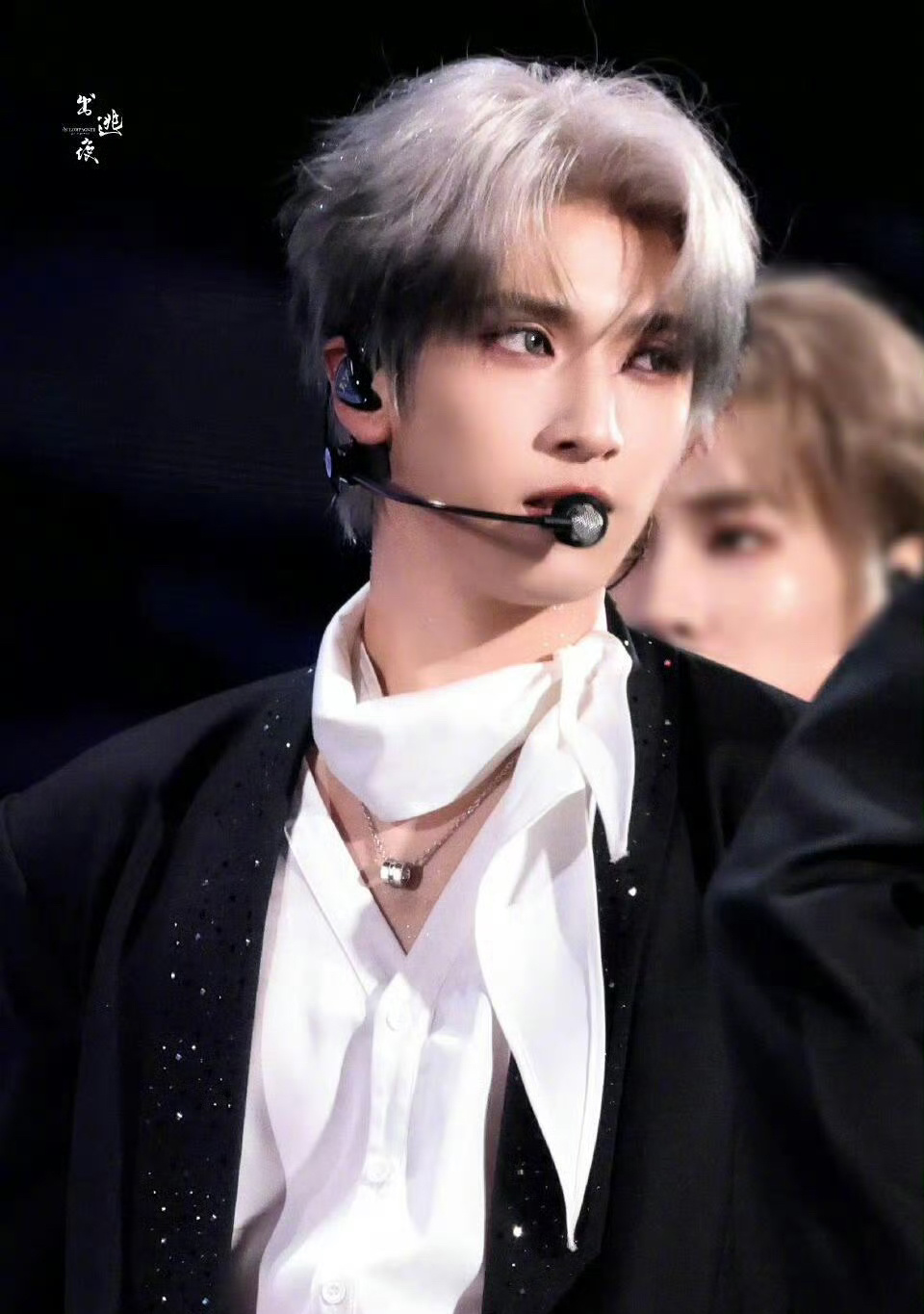 严浩翔黑西装暹罗猫造型，此男完全是媚魔来着的，好帅