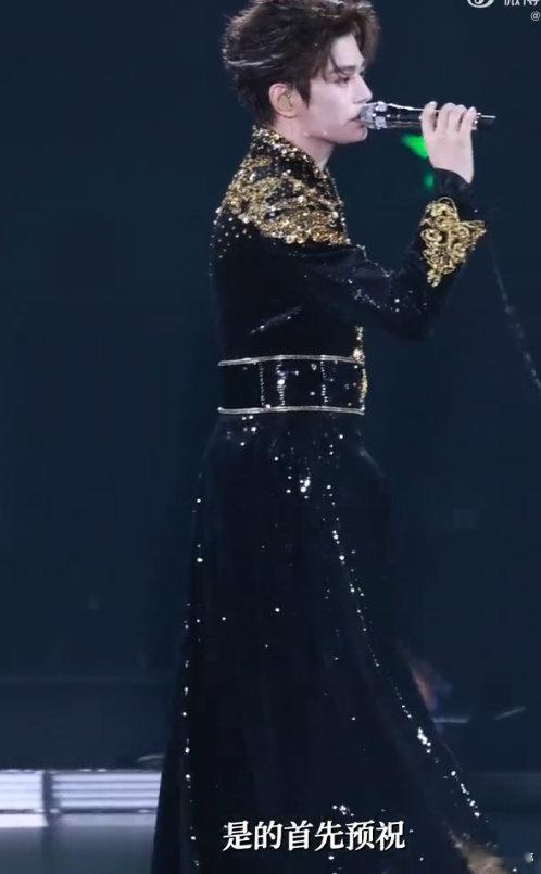 丁禹兮像在漫天的凤凰花下丁禹兮演唱会预祝稻米节圆满落幕舞台氛围感直接拉满，丁禹兮