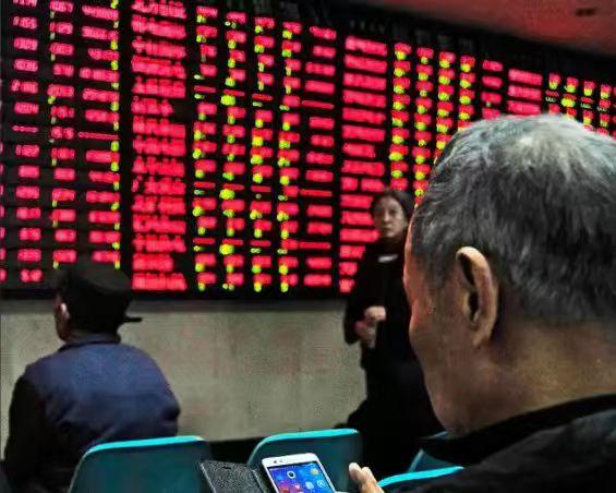 很有意思，最近发现三个奇怪现象。

第一，身边不少人都开始炒股了，也许这就是15