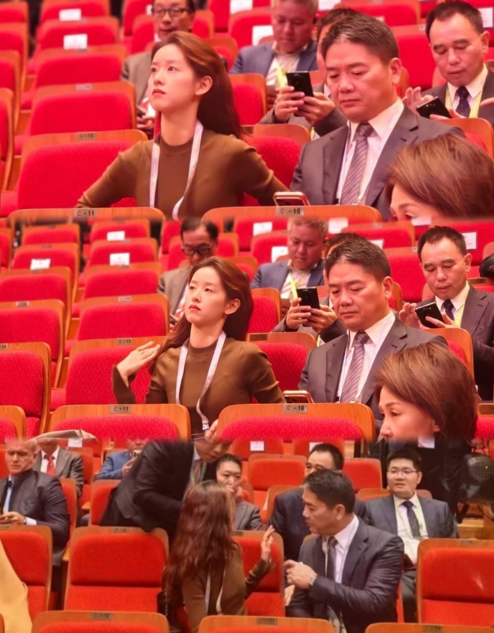 #刘强东搀扶着章泽天##刘强东扶着章泽天# 京东刘强东章泽天多绅士，和妻子在韩国