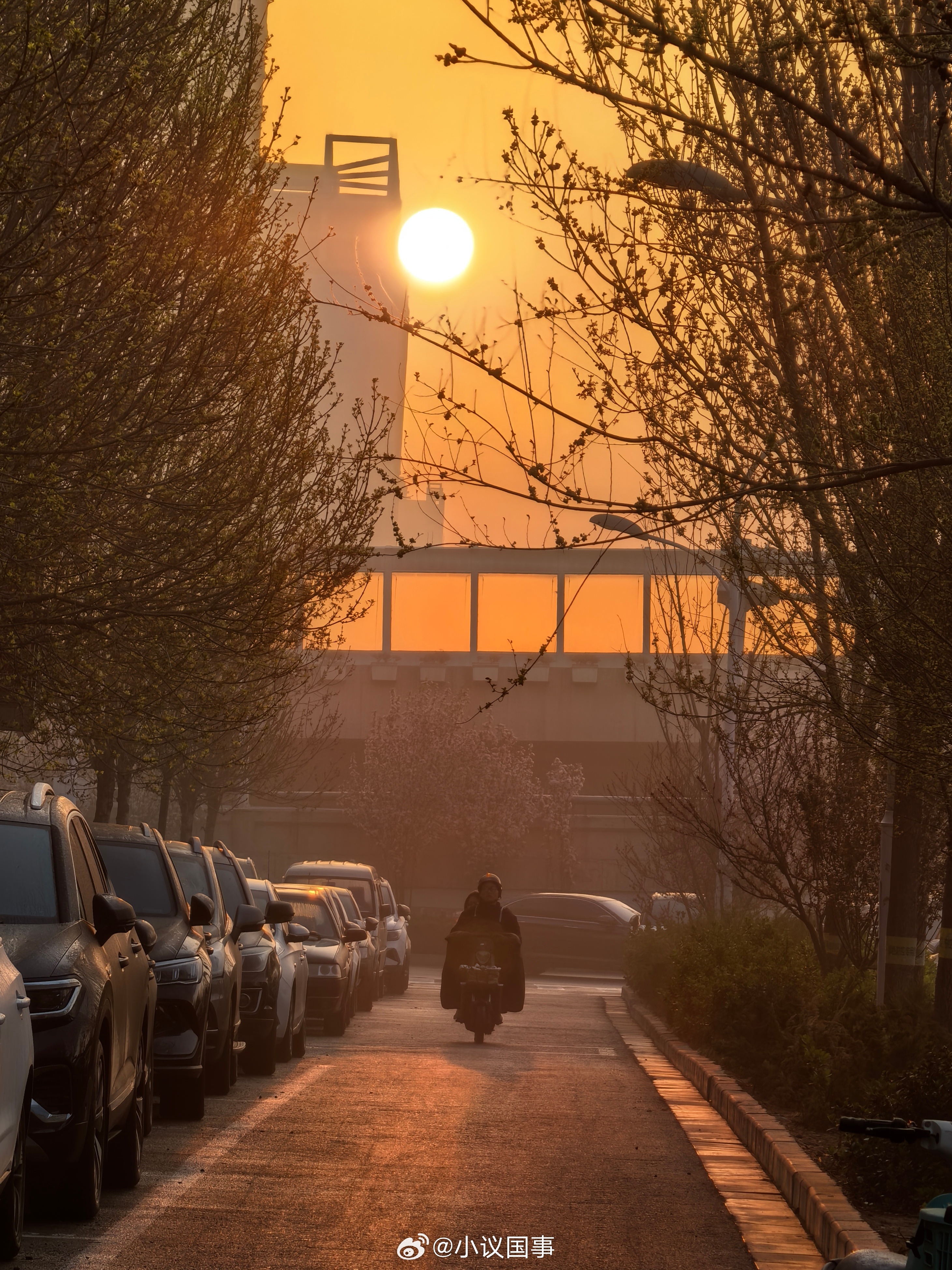 纵有万般艰难，也要努力活出自己的精彩。加油少年！陈年夜话