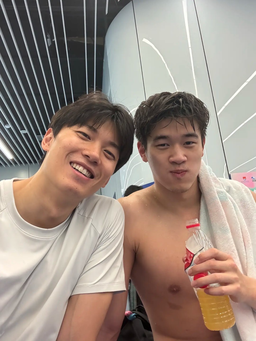 越品越不对劲 pzl水都没喝完 头发都没擦干 也不顾pzl形象ws就这样急着拍照