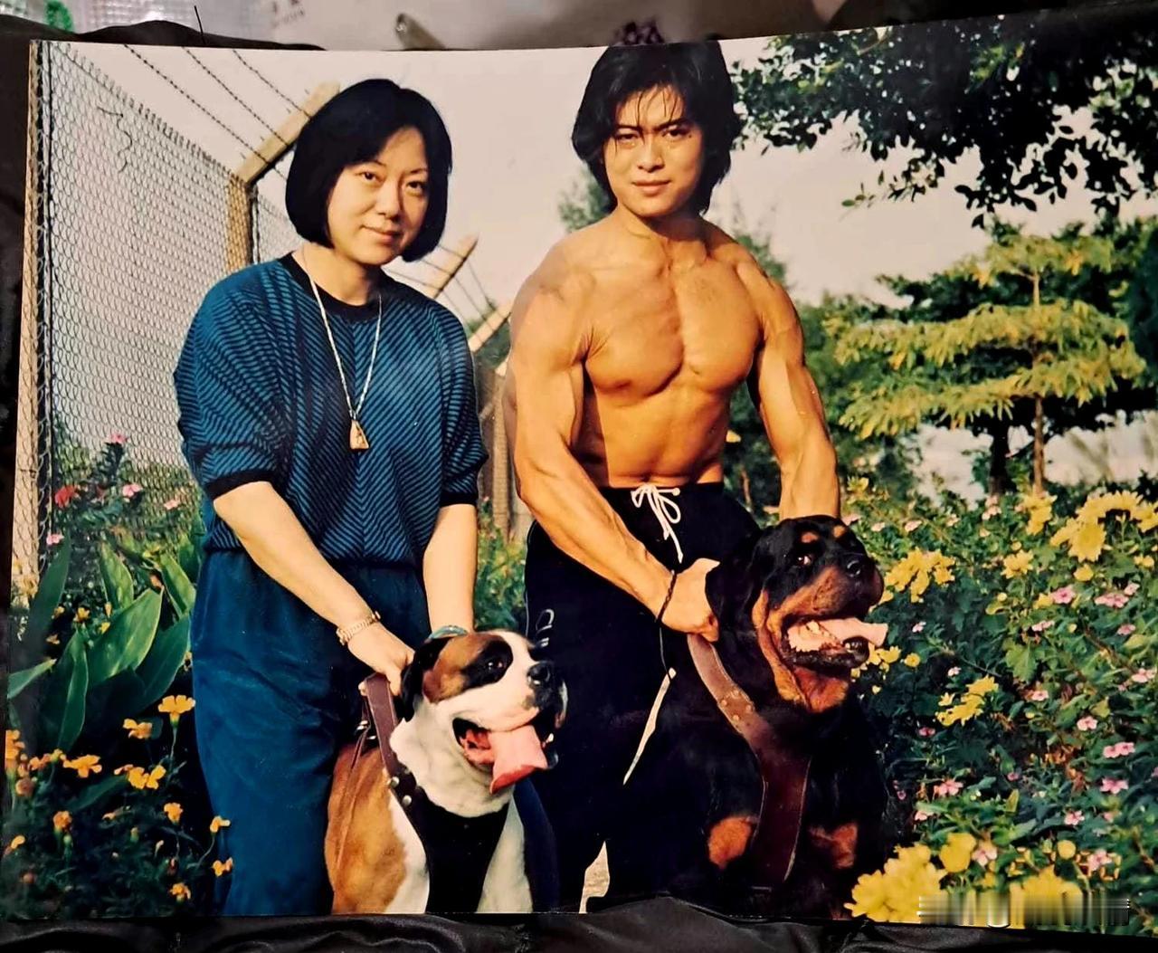 樊少皇晒旧照庆祝母亲节！
5月12日，樊少皇晒出一张与妈妈的合影庆祝母亲节。这张