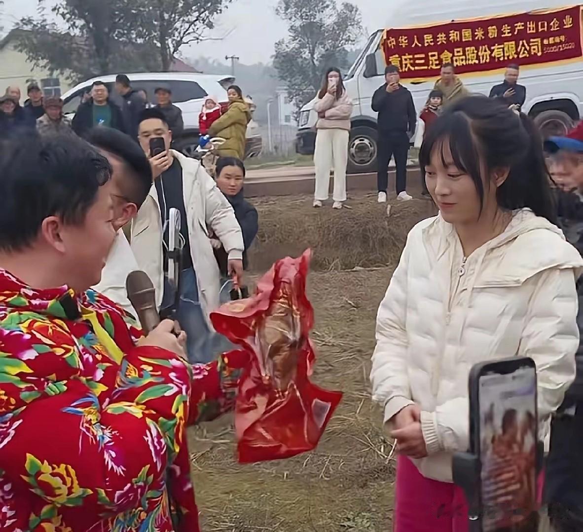 呆呆家的猪被吃完了！
留下一屋子的人情味，正是这满屋子的礼尚往来，却愁坏了呆呆一