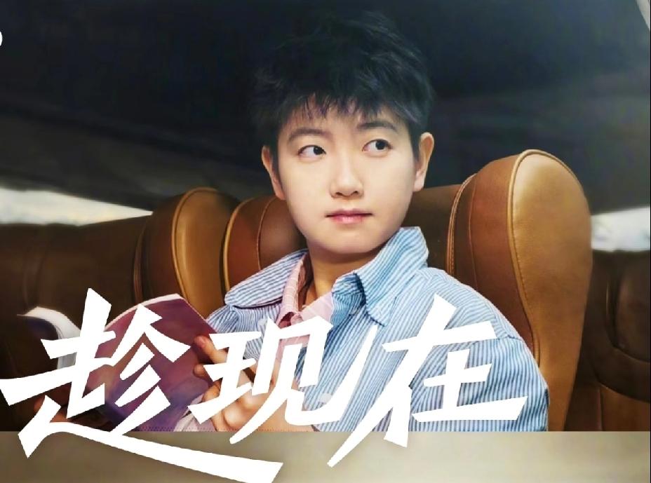 莎莎的这个镜头，
有电影的质感，
也特别有故事叙述性。
每次风格都不同，
这次又