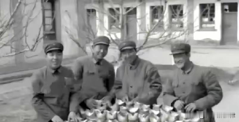 1982年惊天意外！战士挖土震麻双手，地窖藏248锭官银，全员分文未取
 
19