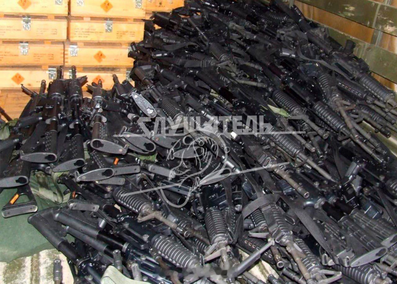 俄罗斯军队在阿瓦迪夫卡缴获的战利品，包括大量M4步枪、M-67破片手榴弹等。#俄