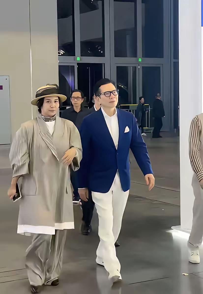 这是向太的老公向华强和谁？落落大方气定神闲，看着也挺熟悉，可惜叫不出名字来。
香