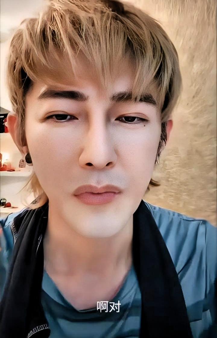飞轮海四个人，三个当了爹。剩下的那个，还在家拼高达。

吴尊带孩子上综艺，他在漫