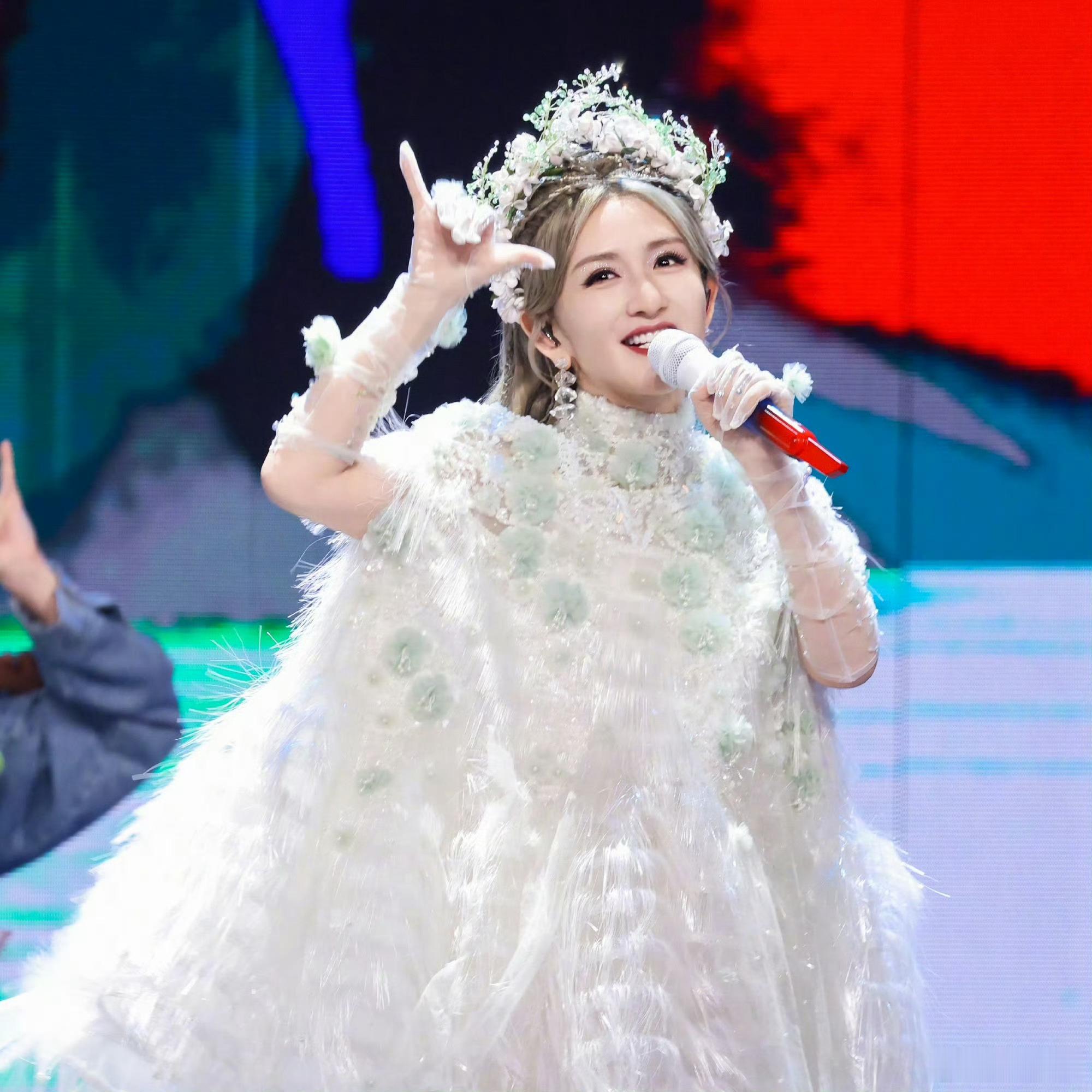 原来谢娜评论关了是因为巡演这事啊！😮我还纳闷怎么没法评论，本来还想说超想去支持