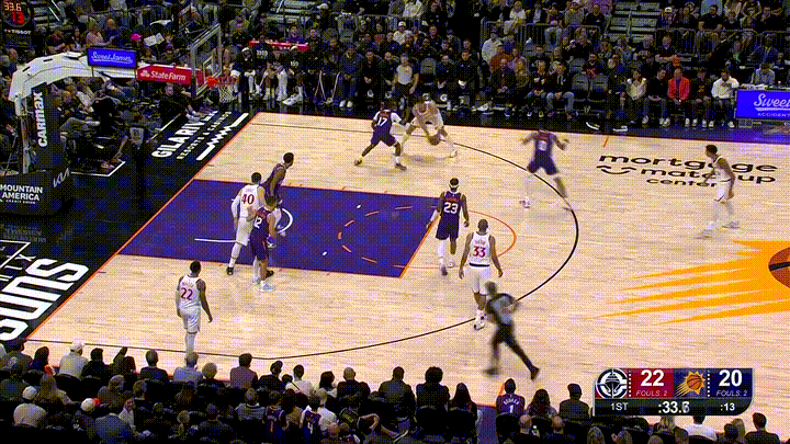 快船老将洛佩兹真是让人惊呆了！在今天快船客场挑战太阳的比赛中，当时比赛进行到了第