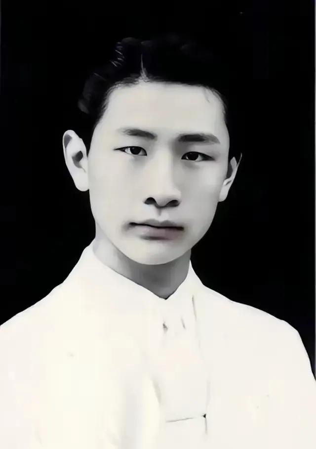 1940年，熟睡中的冯运修，突然感觉不对劲，好像是日军包围他家了。他从枕头下摸出