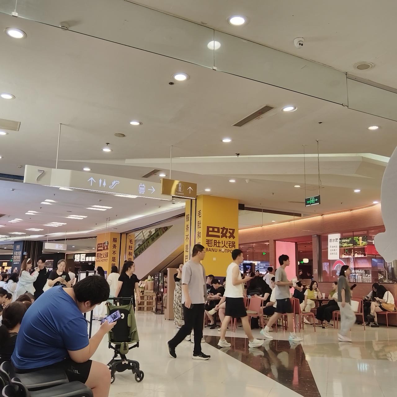 周六中午，朝阳大悦城里的饭店几乎个个火爆，排队是标配。寿司郎已经排到700多号，