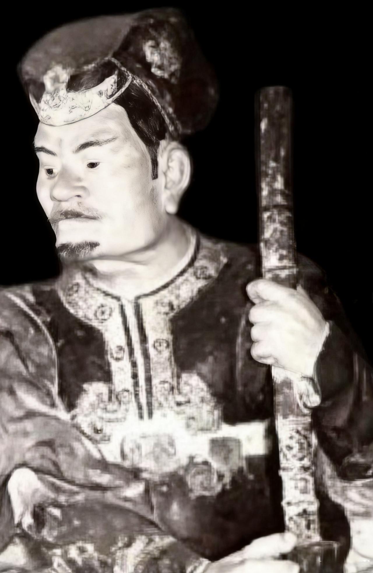 陈览，被称为陈明公，是越南历史上十二使君割据时期的重要人物，据守布海口（今太平省