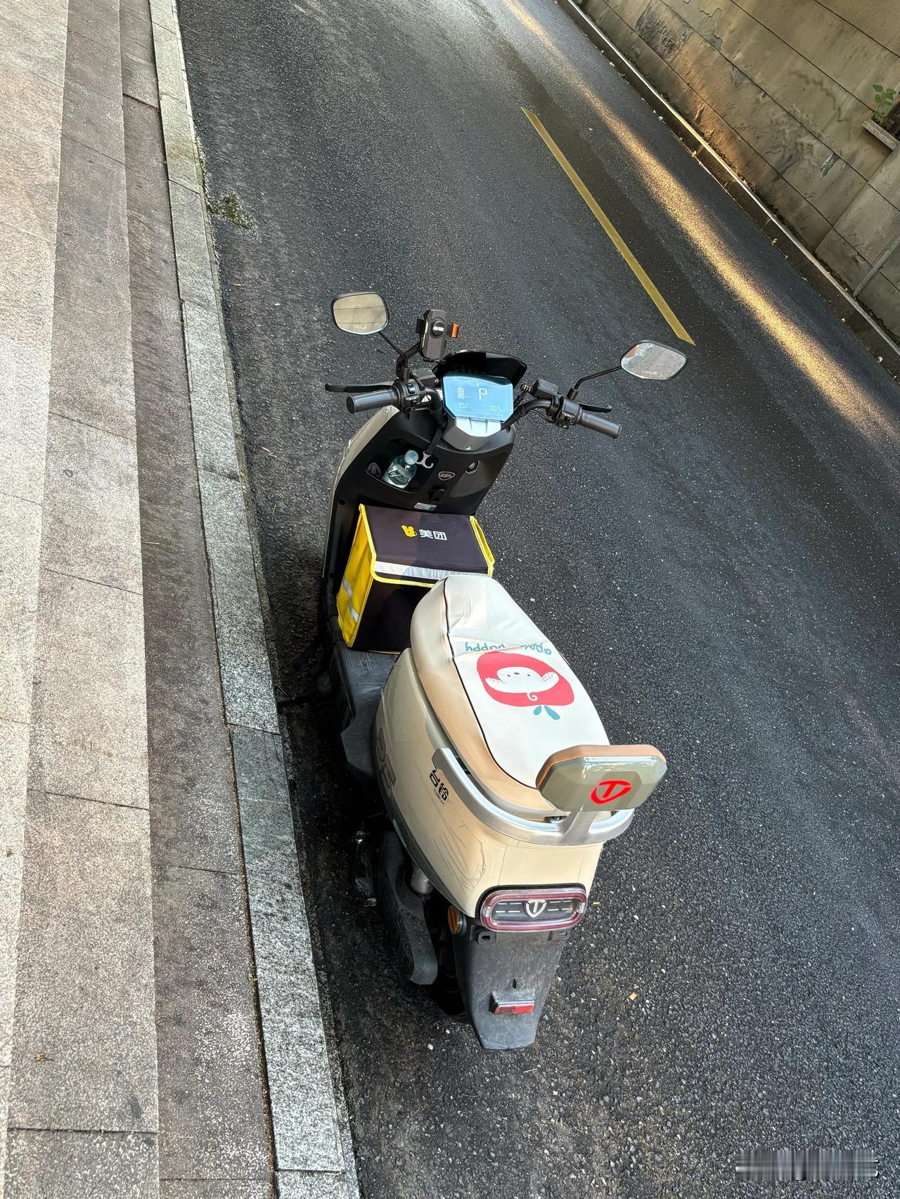 台铃优骏25款72V22a骑行2000公里聊聊我的真实使用体验：
先说缺点：
0