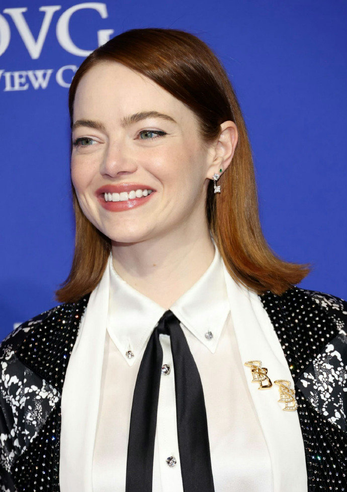 #美学前沿#亮相棕榈泉国际电影节的石头姐Emma Stone，身穿LV定制礼服。