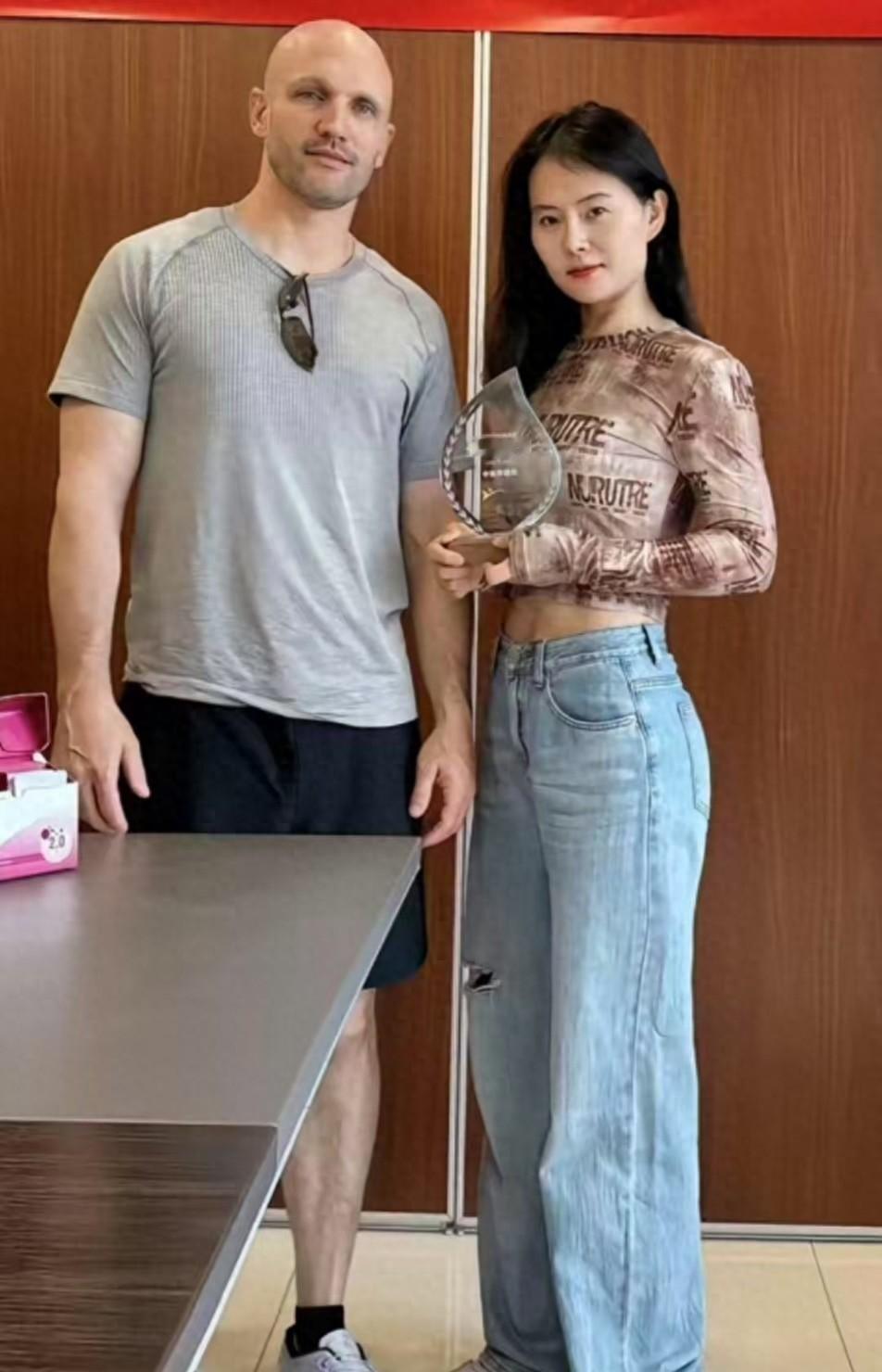 你敢信？

那个全网羡慕的“远嫁美国幸福女神”小易，

离婚时竟然被前夫索赔68