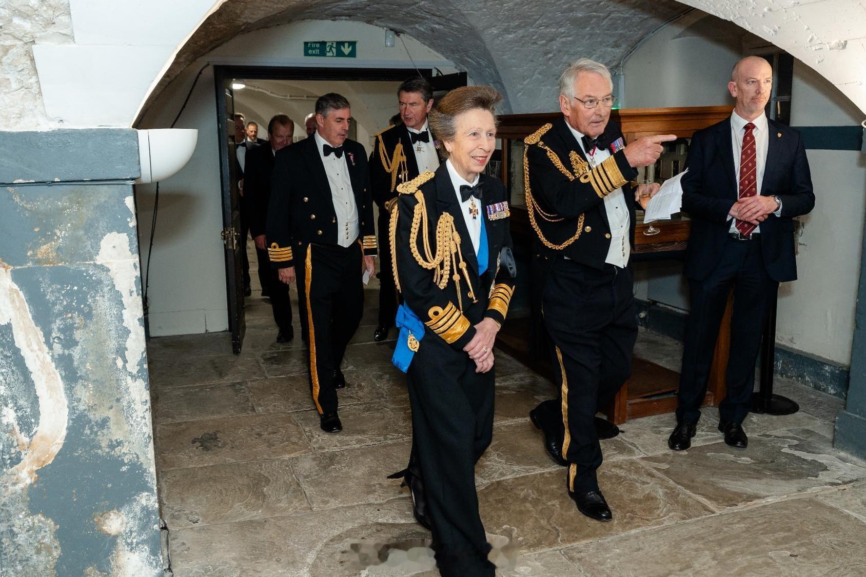 英国王室[超话]  2025年10月23日，安妮长公主和蒂莫西劳伦斯爵士在伦敦老