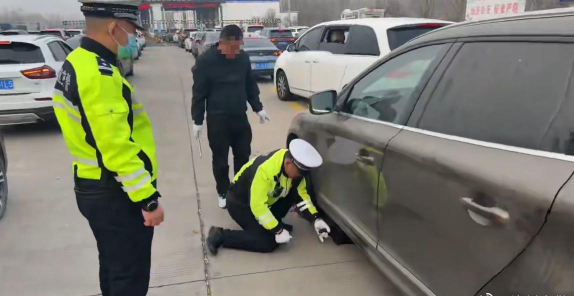 3月11日，高速乐陵大队在鲁冀公安检查站执勤时，发现一辆正在排队过安检的小型灰色