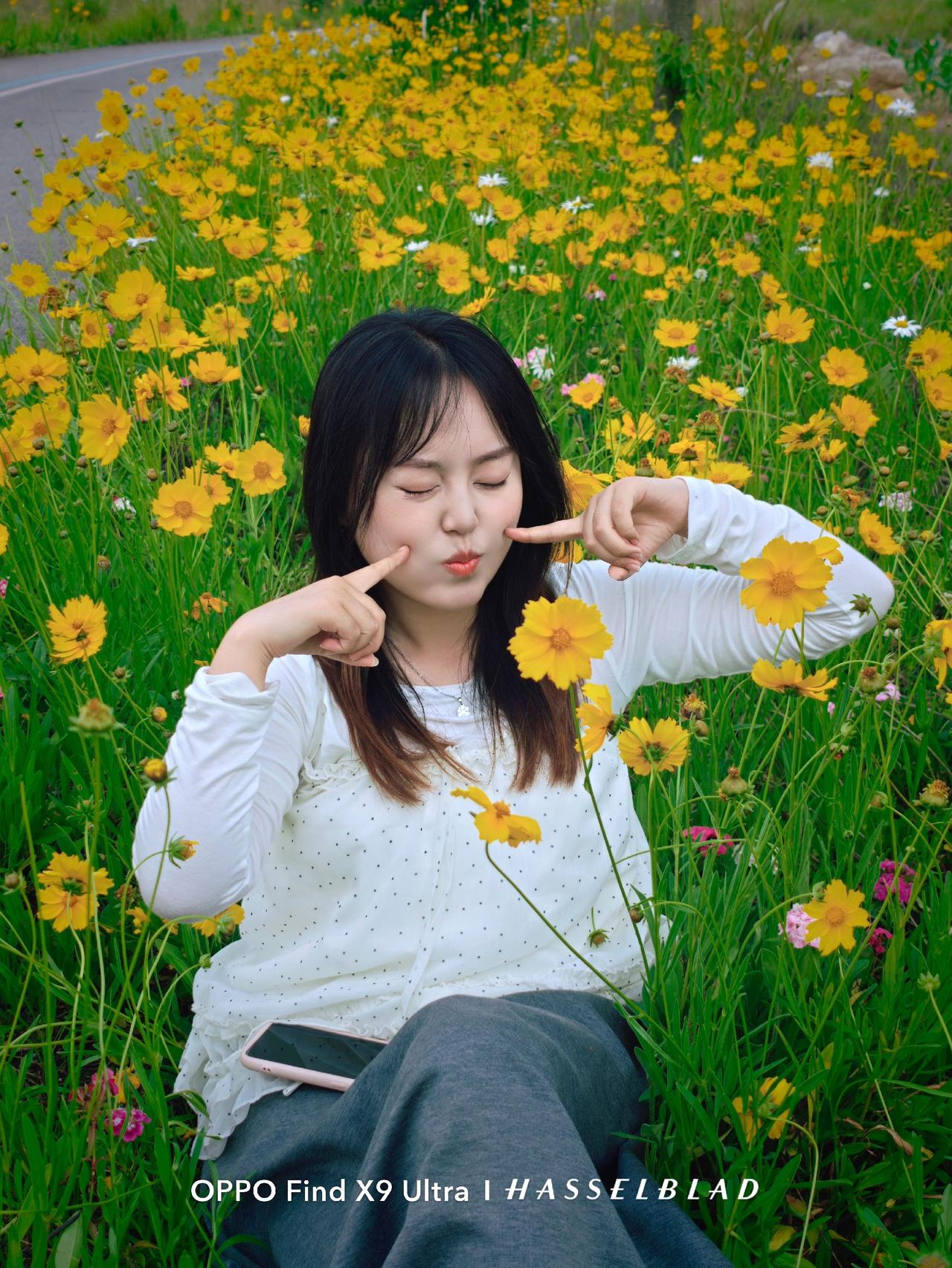 抖音文案（约100字）
 
误入漫山金鸡菊的浪漫花海，一整片明亮黄花治愈所有疲惫