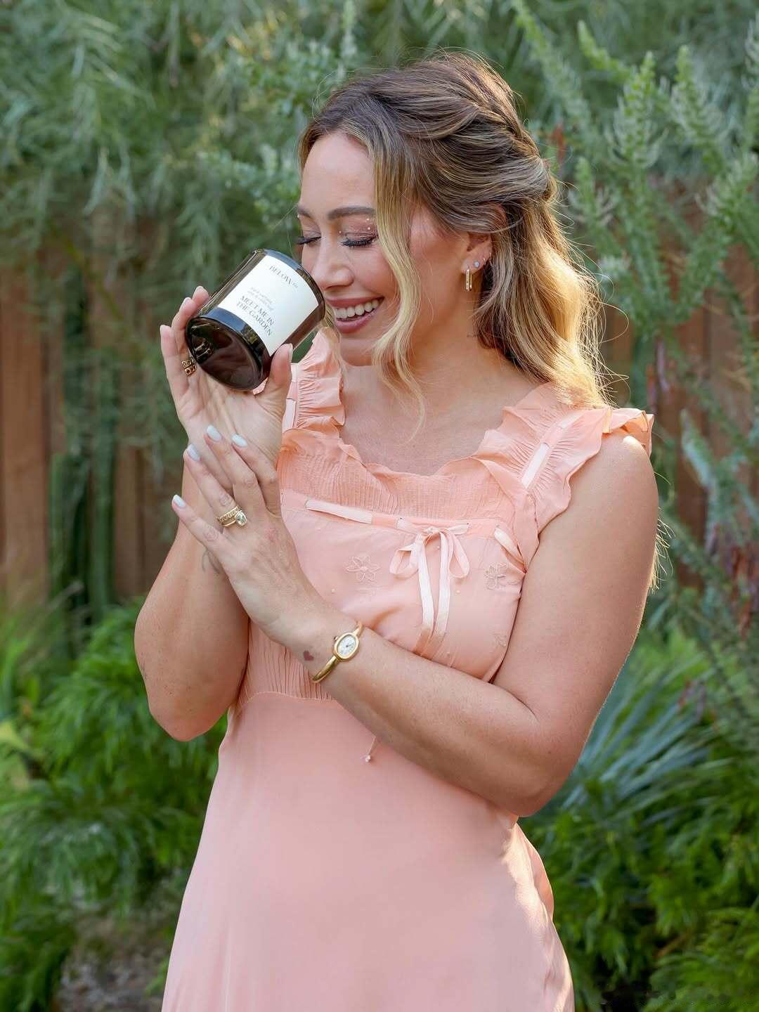 Hilary duff希拉里达芙在自家后院和《instyle》杂志一起联合举办了