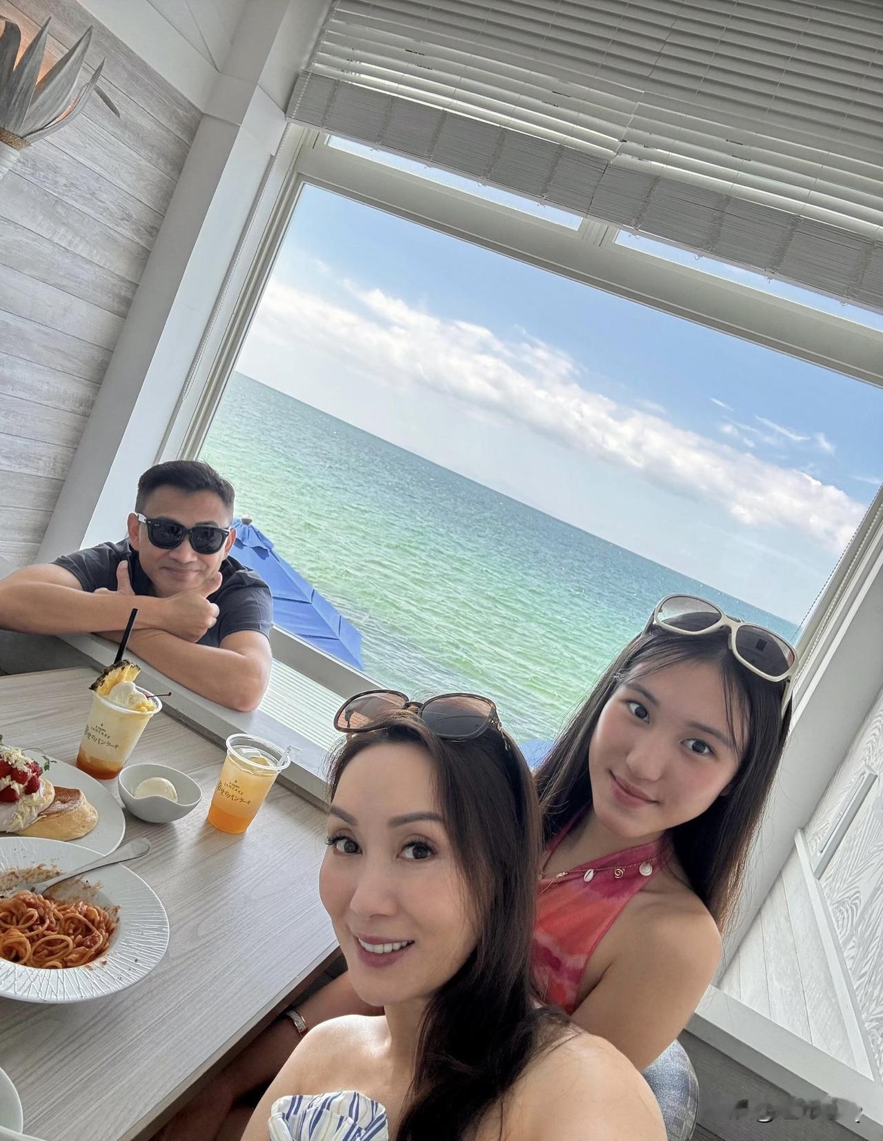 郭可盈林文龙夫妇带着女儿海边度假，林文龙化身私人摄影师，给女儿不停咔咔拍美照，一