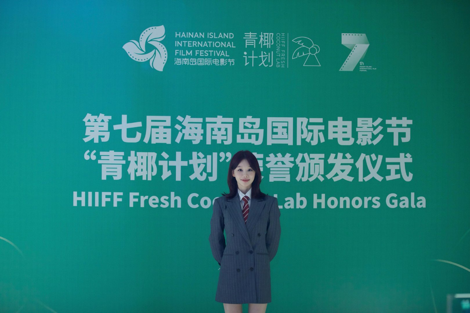 徐梦洁 xmj徐梦洁悦文 xmj徐梦洁虽然不能同时拥有一切舞台上灯光闪烁 台上的