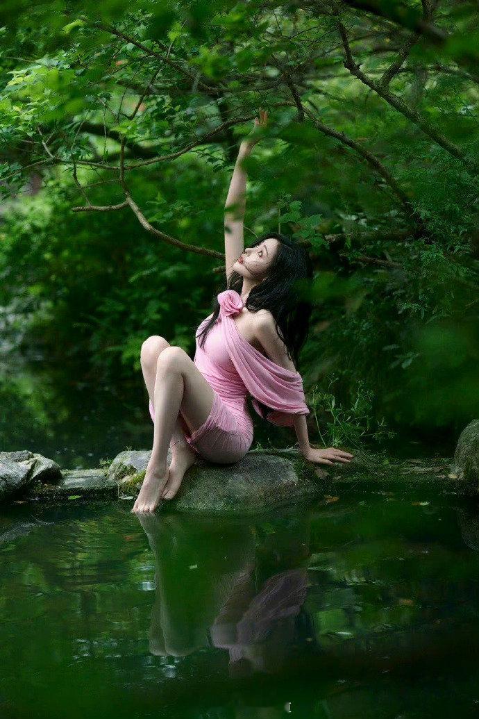 张天爱粉色穿搭大片 ​​​