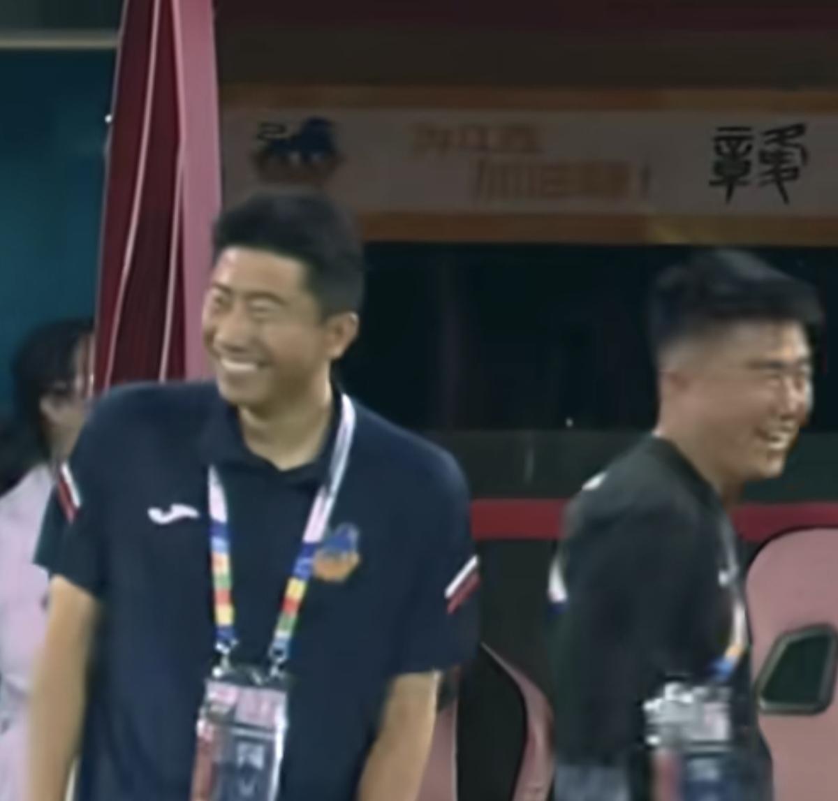 毛里尼奥秒变罗纳尔彪，察觉不对又变回来了！
皮球拔脚怒射，毛彪皮球入网！
他堪称