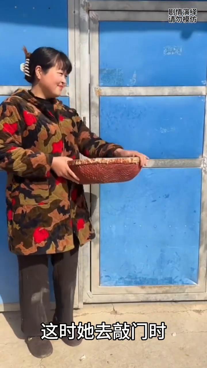 母亲：穷闺女来到娘家拿白菜遭到嫂子嫌弃，下一秒母亲的做法太感人了。
穷闺女来到娘