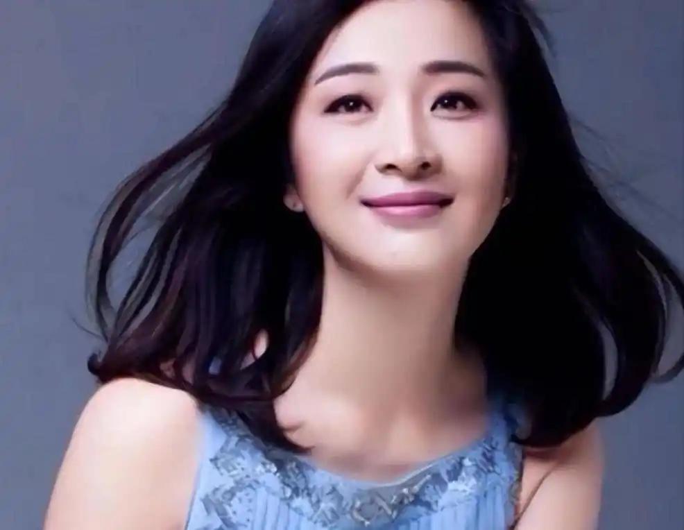 张嘉译前妻杜珺，在西安一直过着最普通的日子。不结婚，没孩子，不演戏。早市去买菜，
