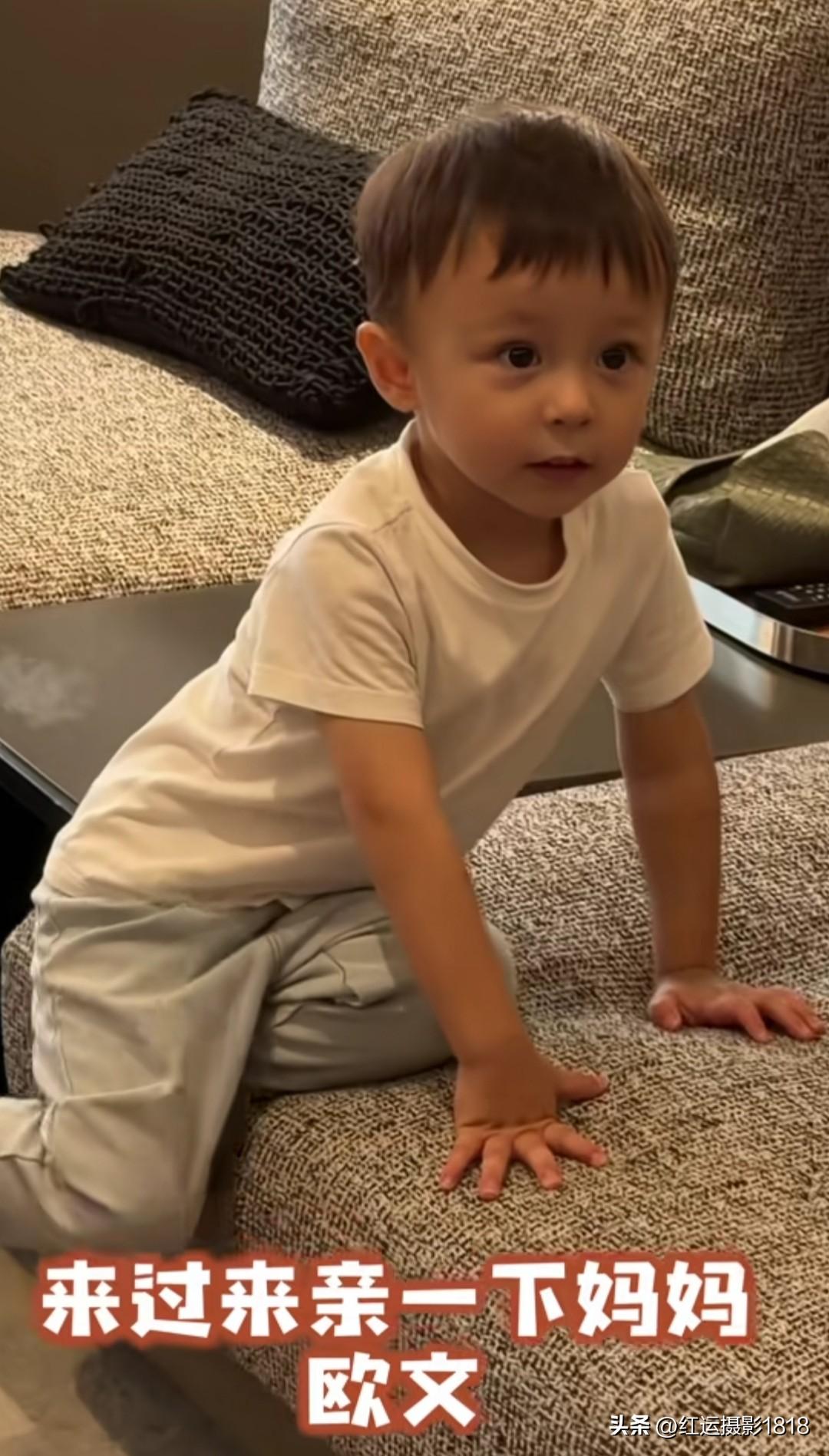 叶海洋家的欧森和欧文，小哥俩在婆婆和妈妈面前一副很调皮的样子，欧森的大眼睛长得像